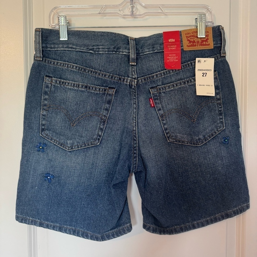 NWT Levi's Women’s Flower Embroidered Blue Jean Classic Mid Rise Size 27 Shorts - Picture 2 of 6